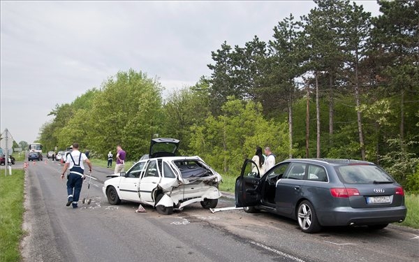 Kettős baleset Győrnél, teljes útzár az 1-es főúton