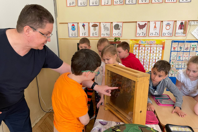 Az 1.b osztály a májusi méhecskékkel zümmögött!