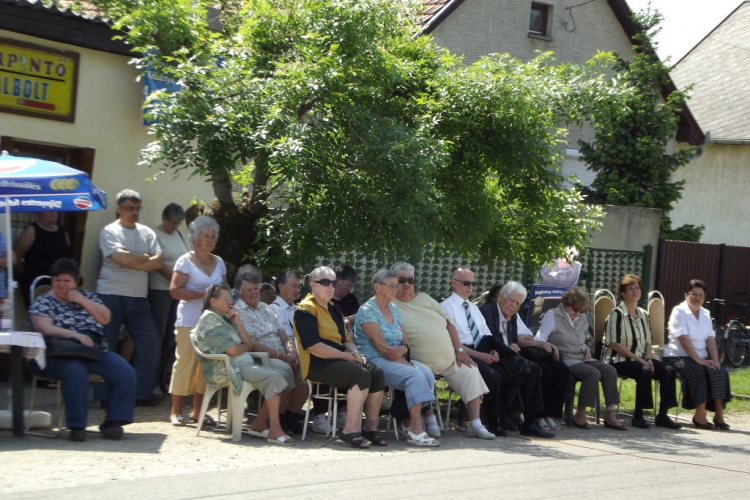 Koszorúk az emlékhelyen