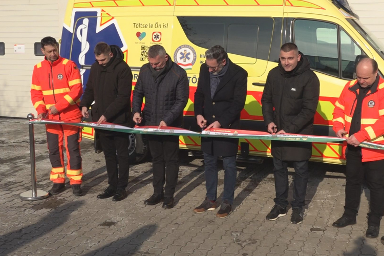 ÚJ MENTŐAUTÓT ADTAK ÁT TISZAFÜREDEN