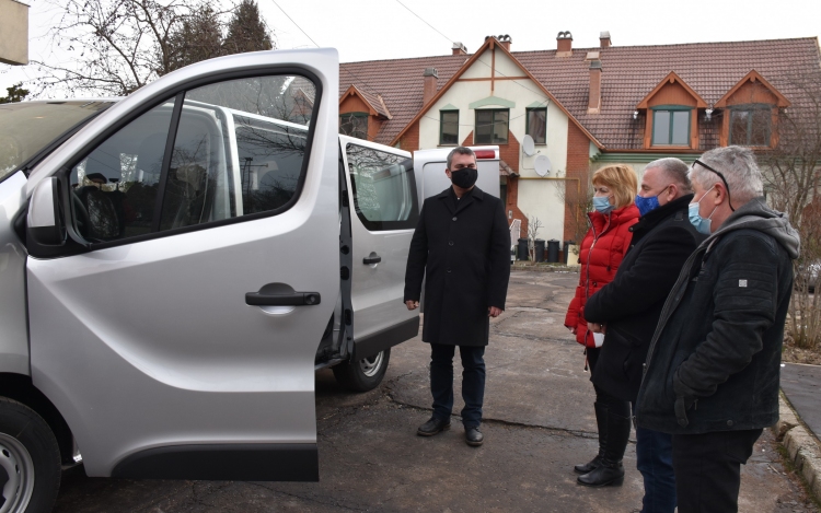 Új korszerű autó a kistérség szociális ellátására