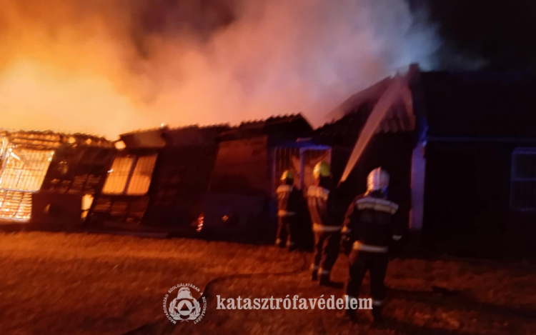 Leégett egy faház Szolnokon