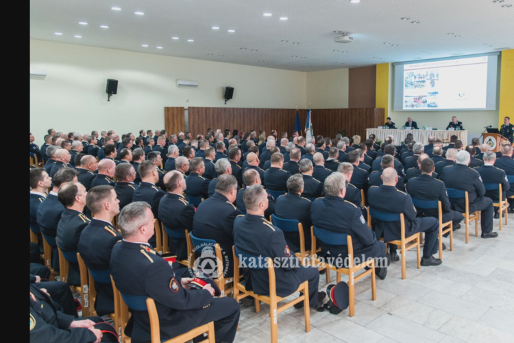  Évértékelés és elismerések