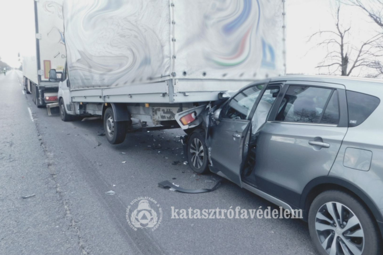  Három autó ütközött a 4-es főúton
