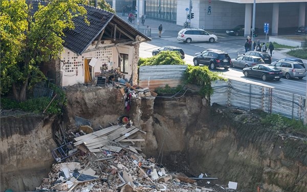 Fél évre új otthont kaptak a mélygarázsba dőlt debreceni épület lakói