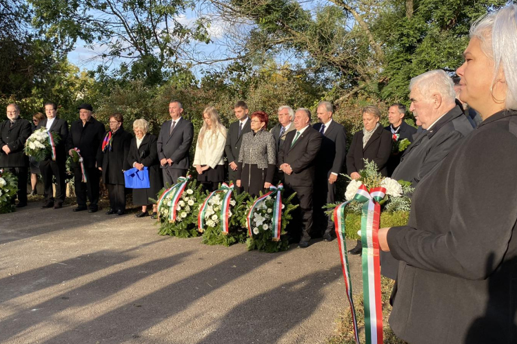 KOSZORÚZÁS KEMÉNY PÁL SÍRJÁNÁL 