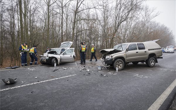 Egy ember meghalt, öt megsérült egy balesetben a 42-es úton