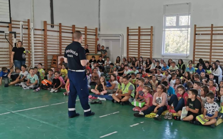 POLGÁRŐRÖK ÉS RENDŐRÖK A GYEREKEK BIZTONSÁGÁÉRT 