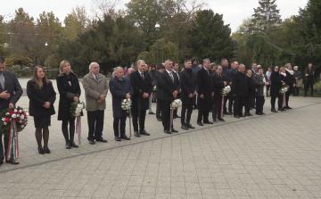 MEGEMLÉKEZÉS A VÁROSHÁZA ELŐTTI TÉREN