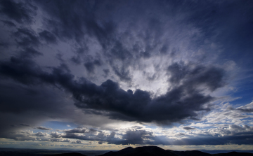 Változékony, szeles idő lesz a hosszú hétvégén, többször eshet az eső