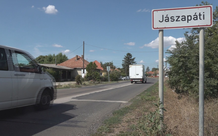 ASZFALTDARABOKKAL DOBÁLTA MEG AZ AUTÓT