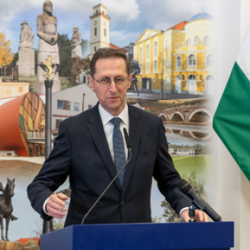 A Magyar Nemzeti Bank kortárs műgyűjteményéből érkeztek képek Karcagra