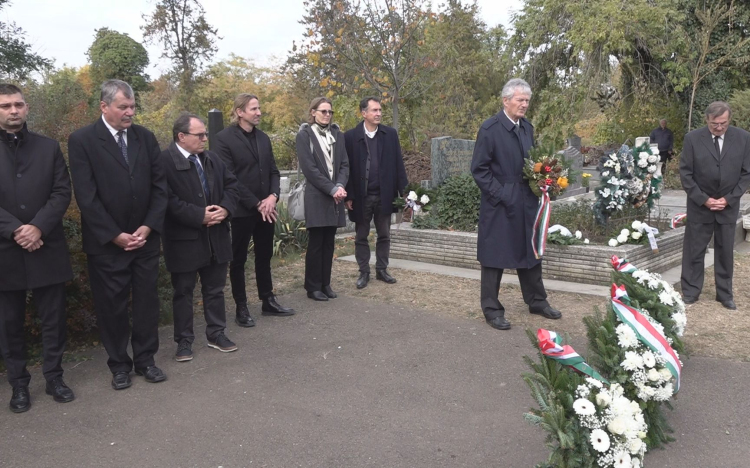KOSZORÚZÁS KEMÉNY PÁL SÍRJÁNÁL
