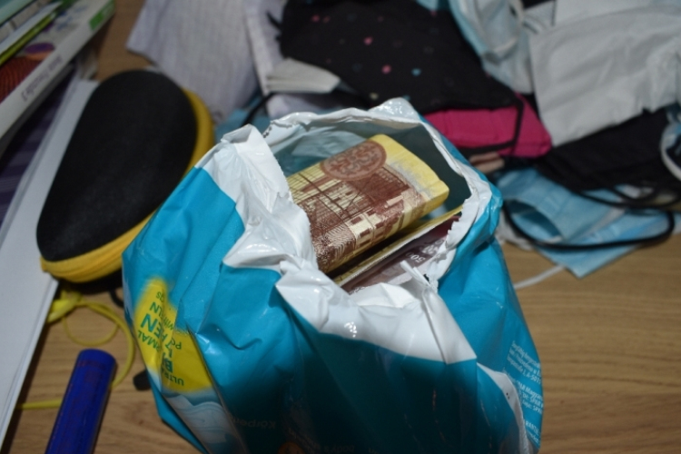 Késsel fenyegetőzve rabolta ki osztálytársát egy tinédzser lány