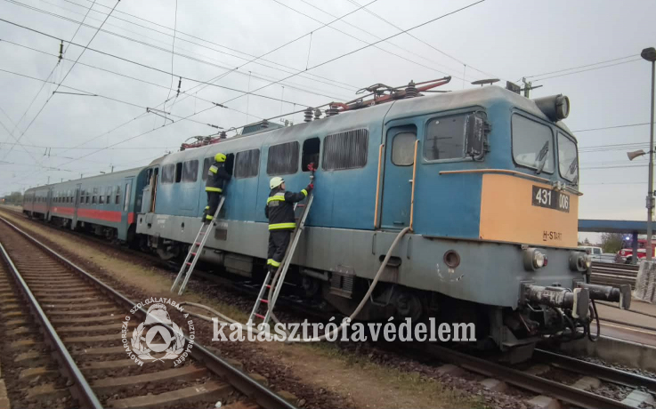  Kigyulladt egy villanymozdony Szajolban