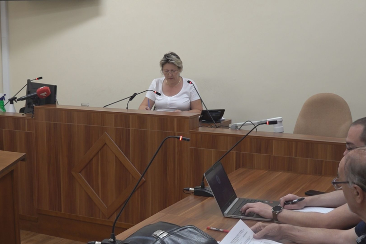 MÉG A RENDŐRÖKRE IS RÁTÁMADTAK KUNMADARASON