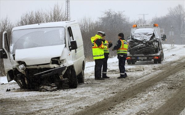 Baleset a Veszprémből Tapolcára vezető 77-es úton 