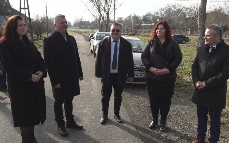 FELÚJÍTOTT UTAKAT ADTAK ÁT KUNHEGYESEN