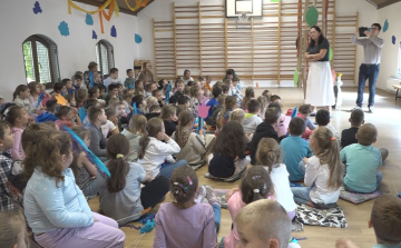 MESEDÉLUTÁN A REFIBEN