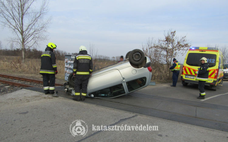  Vasúti sínekre borult egy autó Tiszaszentimrénél