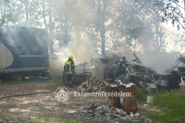  Gépek égtek egy Jászberény melletti telephelyen