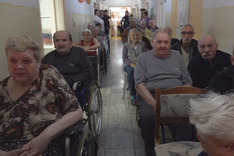 KÖSZÖNTÖTTÉK AZ IDŐSEKET A VARRÓ UTCAI IDŐSEK OTTHONÁBAN