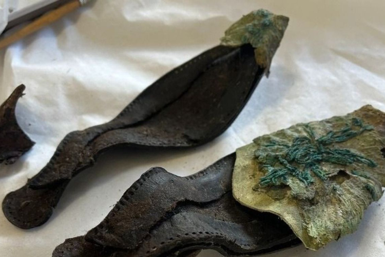 A 17. századból származó női papucsot találtak a veszprémi várnegyed feltárása során