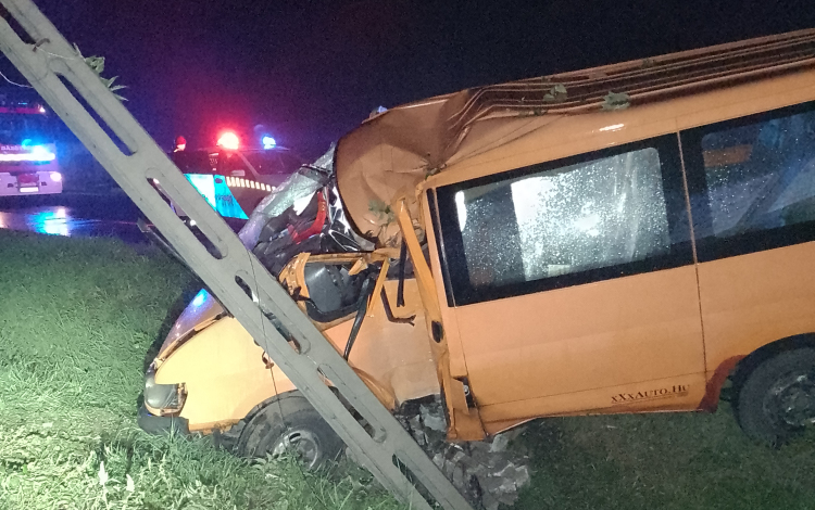 Villanyoszlopnak ütközött egy személygépkocsi Fegyverneknél