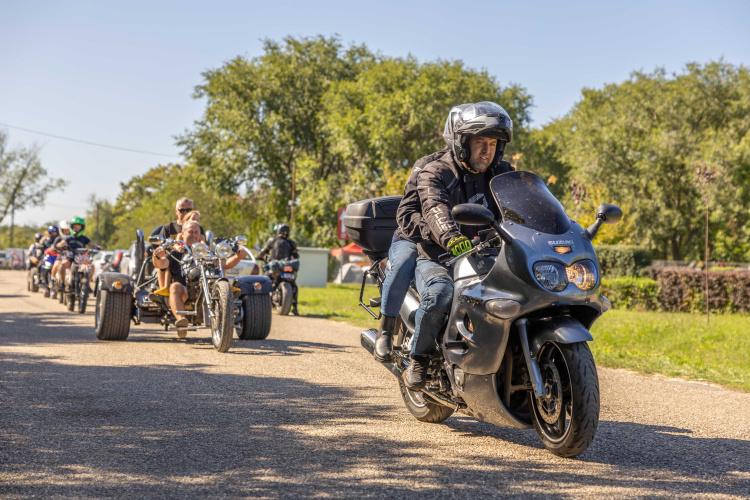 Motoros felvonulás