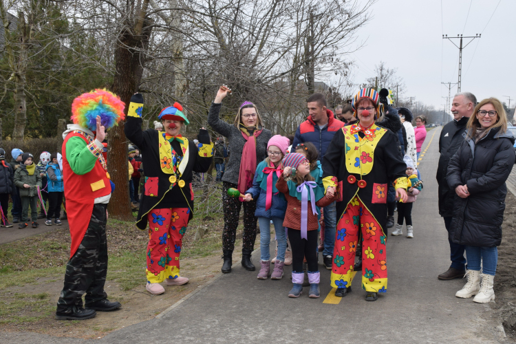 A SZIM-OVISOK TÉLŰZŐ FELVONULÁSA