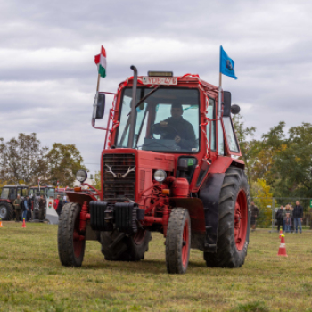 Traktoros ügyességi verseny