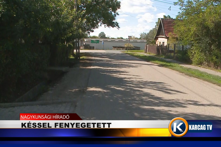 KÉSSEL FENYEGETETT