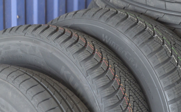 HAMAROSAN MEGINDUL A ROHAM A TÉLI GUMIKÉRT