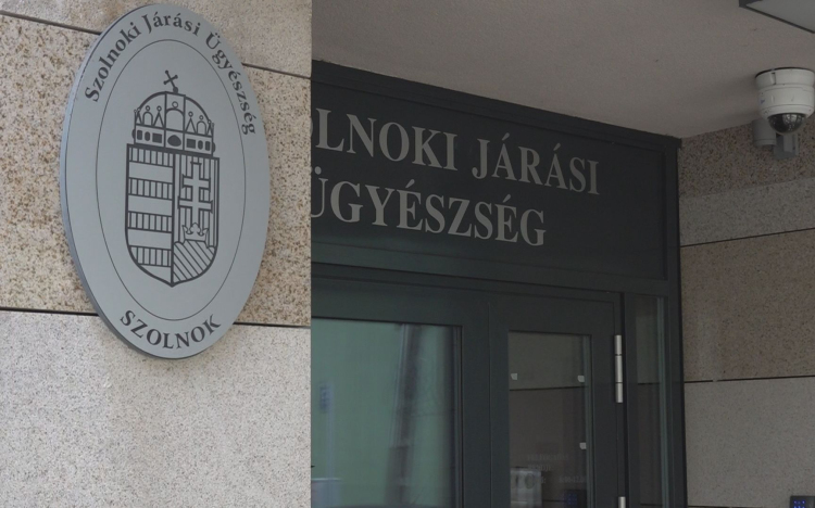 ITTASAN VEZETVE MENEKÜLT A RENDŐRÖK ELŐL