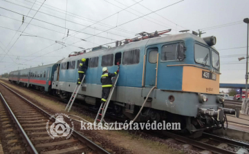  Kigyulladt egy villanymozdony Szajolban