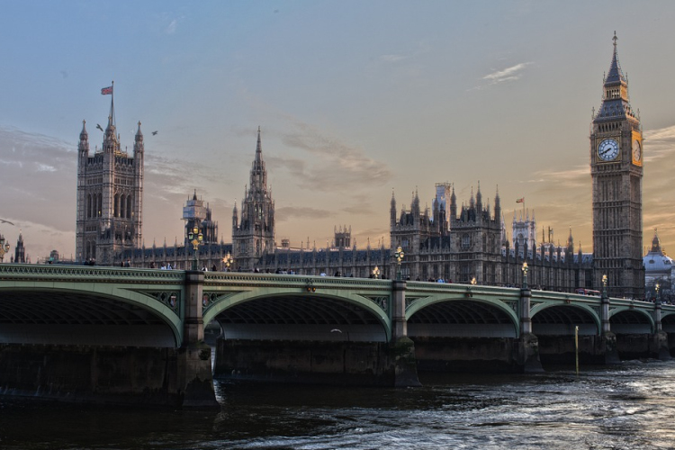 Enyhítették a terrorellenes készültséget Nagy-Britanniában