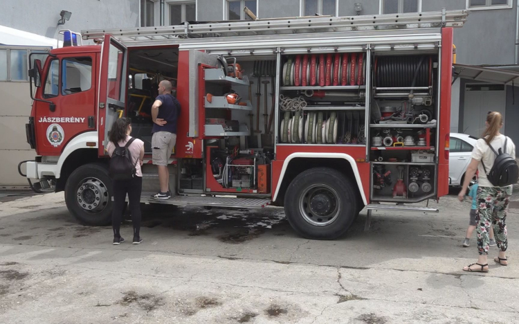 „NYITOTT SZERTÁRKAPUK”