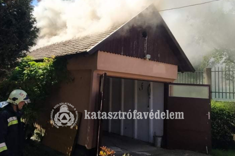 Garázs égett Túrkevén