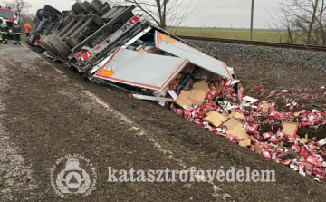  Felborult egy kamion Kunszentmártonnál