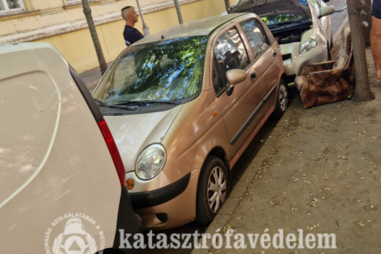 Négy autó volt érintett egy szolnoki balesetben.