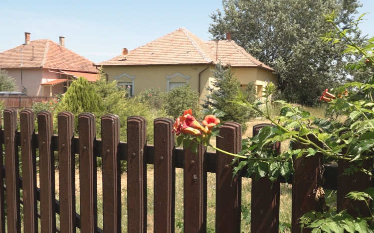 ÉJJEL TÁMADTAK AZ IDŐS HÖLGYRE-KIRABOLTÁK