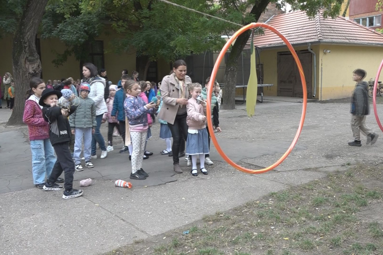 SZÜRETI FELVONULÁS ÉS MULATSÁG A REFIBEN