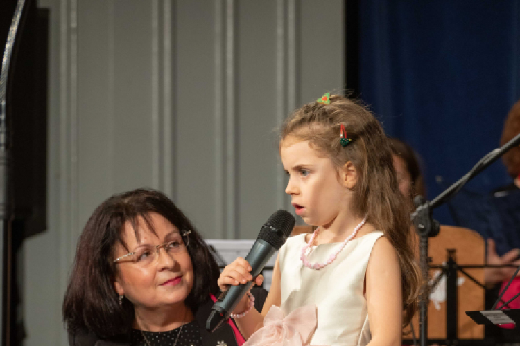 Az első adventi gyertya meggyújtása