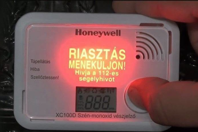 Egy háromtagú szolnoki család életét mentette meg az érzékelő