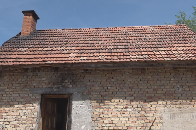 NYOLCGYERMEKES CSALÁDRA TÁMADTAK