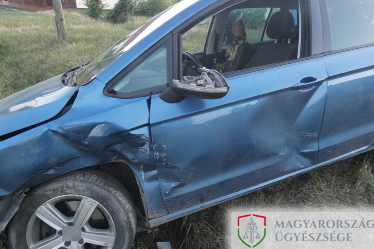 Apa és fia rágyújtotta az autót haragosára, élete a helyiek segítségén múlott