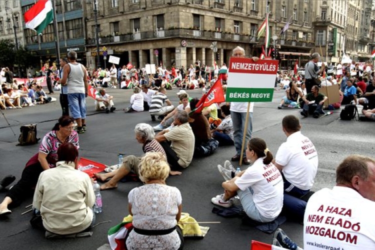 BKK: demonstrálók \'elfoglalták\' az Astoriát