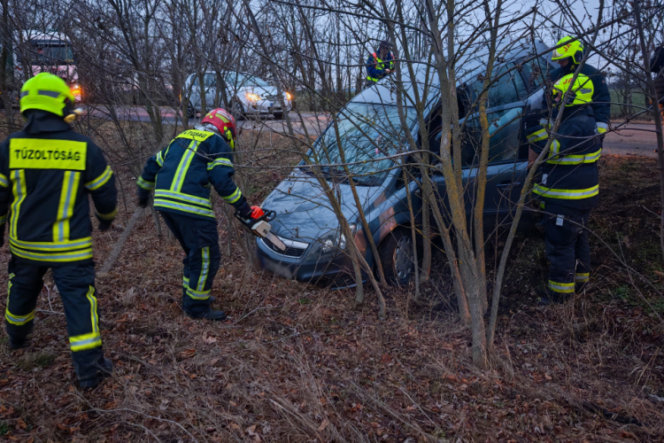  Árokba sodródott egy autó Jászárokszállásnál