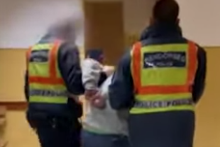 Idős, mozgáskorlátozott sértettre támadt