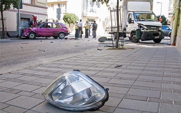 Egy ember meghalt, négyen megsérültek egy győri balesetben